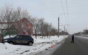 В Оренбурге легковушка слетела с дороги