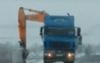 В Новотроицке находчивый водитель большегруза поднялся в гору с помощью экскаватора, который сам же и перевозил