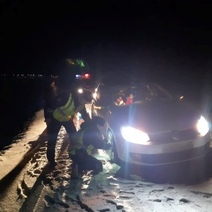 На оренбургской трассе полицейские помогли автоледи с детьми