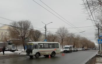 В Оренбурге маршрутный автобус сбил двух девушек