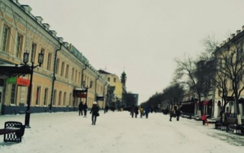 В центре Оренбурга на женщину упала глыба льда