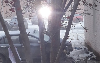 В Бузулуке иномарка «припарковалась» прямо на лавочке во дворе