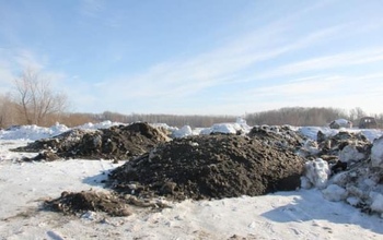Ситуацию с вывозом грязного снега на берег озера Коровье взял на контроль депутат