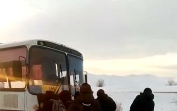В Оренбуржье пассажирам школьного автобуса пришлось выталкивать свой транспорт из сугроба