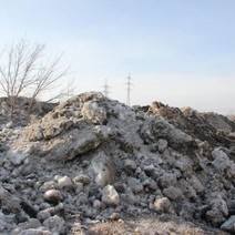 Свалка снега на ул. Кольцевой в Оренбурге представляет угрозу для жителей