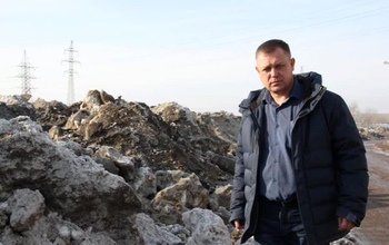 Оренбургские депутаты побывали на новой свалке снега на берегу водоема