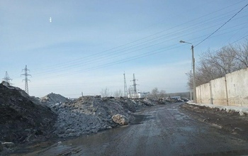 Оренбуржцы: на ул.Кольцевой снег с улиц сваливают прямо вдоль дороги