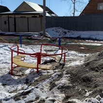 Жители ул. Беляевской шокированы, как после зимы выглядит их детская площадка