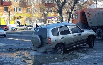 Раз-два, взяли: в Медногорске машины одна за другой застревают в коварной яме