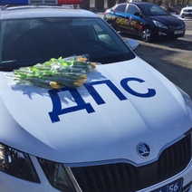 В Оренбурге инспекторы ДПС дарили цветы женщинам-водителям