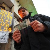 Оренбуржцы пока не торопятся скупать валюту: чем чреват обвал рубля