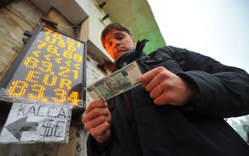 Оренбуржцы пока не торопятся скупать валюту: чем чреват обвал рубля