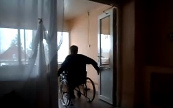 Жильцы бузулукского дома-интерната пожаловались на неудобные двери