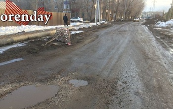 На участке улице Розы Люксембург в Оренбурге сняли асфальт, а обратно пока не вернули