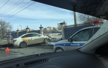 В Оренбурге такси столкнулось с ВАЗом и протаранило ограждение территории больницы