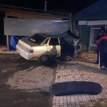 В Соль-Илецке водитель въехал в жилой дом