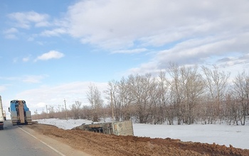 Под Оренбургом в кювет слетела фура