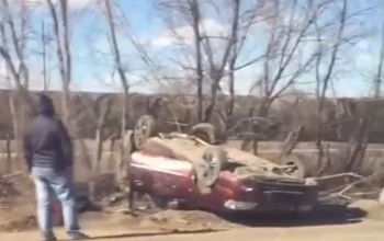 В Оренбурге на улице Базовой автомобиль перевернуло вверх тормашками (видео)
