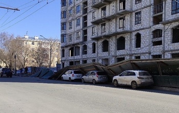 В Оренбурге из-за ветра на автомобили падают деревья и заборы