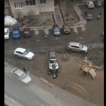 В Оренбурге внедорожник протаранил качели на детской площадке