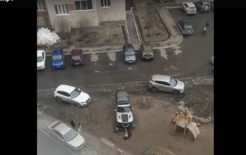В Оренбурге внедорожник протаранил качели на детской площадке