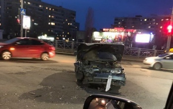 В Оренбурге столкнулись «Рено» и «Лада», есть пострадавшие