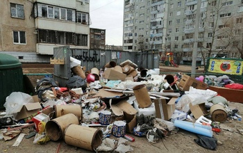 В Оренбурге на мусорной площадке по проезду Светлому образовалась настоящая свалка