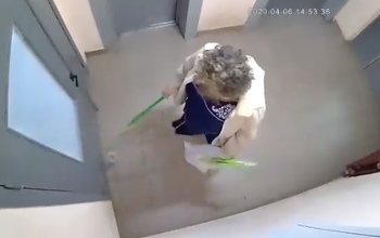 В Оренбурге пожилая женщина разбила камеру слежения в подъезде (видео)