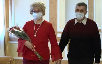 Свадьба в медицинских масках и без гостей: орчанка вышла замуж за жителя Иркутской области