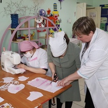 В Гае воспитанницы дома-интерната шьют маски для себя и воспитателей