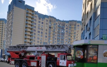 В Оренбурге балкон в 17-этажке тушили 35 спасателей