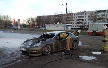В Оренбурге полицейские задержали подозреваемого в поджоге Porsche Panamera