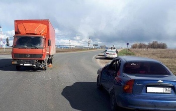 По пути в Самару легковушка врезалась в неисправный грузовик