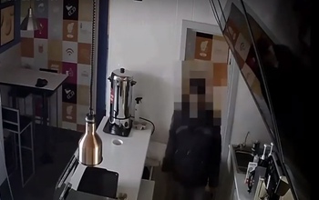 В Кувандыке мужчина открыто ограбил организацию, вытащив из кассы деньги (видео)