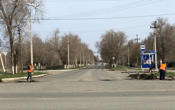 Ямы на дорогах в Соль-Илецке засыпают землей из газонов
