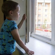 В Оренбуржье бабушка не уследила за внуками: двое мальчиков выпали из окна