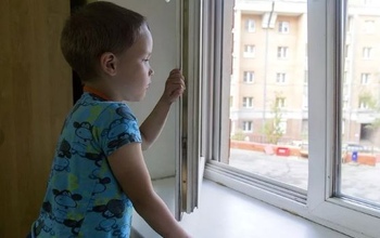 В Оренбуржье бабушка не уследила за внуками: двое мальчиков выпали из окна