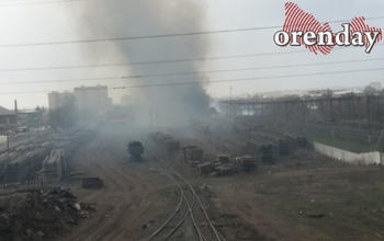 В Оренбурге возле железной дороги полыхает крупный пожар
