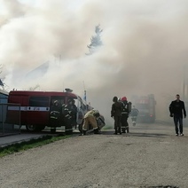 В Оренбурге бушует крупный пожар на ул.Хакимова