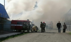 В Оренбурге бушует крупный пожар на ул.Хакимова