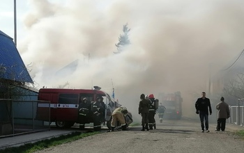 В Оренбурге бушует крупный пожар на ул.Хакимова