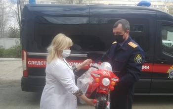 Восьмимесячному мальчику, избитому мамой в Соль-Илецке, принесли подарки