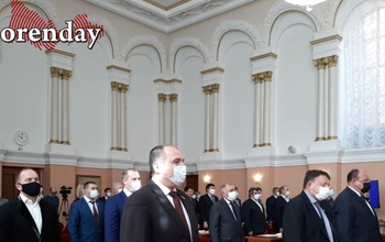 Почти все депутаты горсовета Оренбурга пришли на заседание в масках