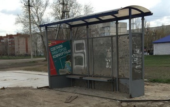 В поселке Пристанционный Оренбурга установили старый и грязный остановочный павильон