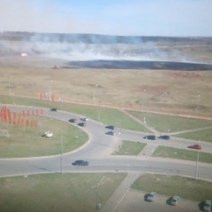 Рядом со строящейся детской больницей в Оренбурге загорелось поле