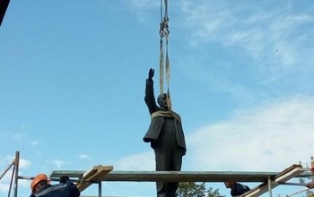 Памятнику Ленина в Оренбурге сегодня 95 лет