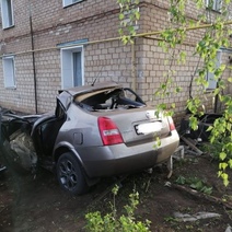 В Оренбуржье Nissan Primera въехал в угол дома