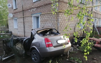 В Оренбуржье Nissan Primera въехал в угол дома