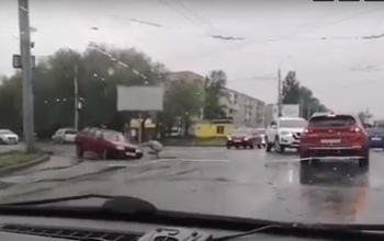 В Оренбурге под машиной провалился асфальт