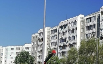 В Оренбурге решили заменить столб, который погнулся из-за ДТП годичной давности
